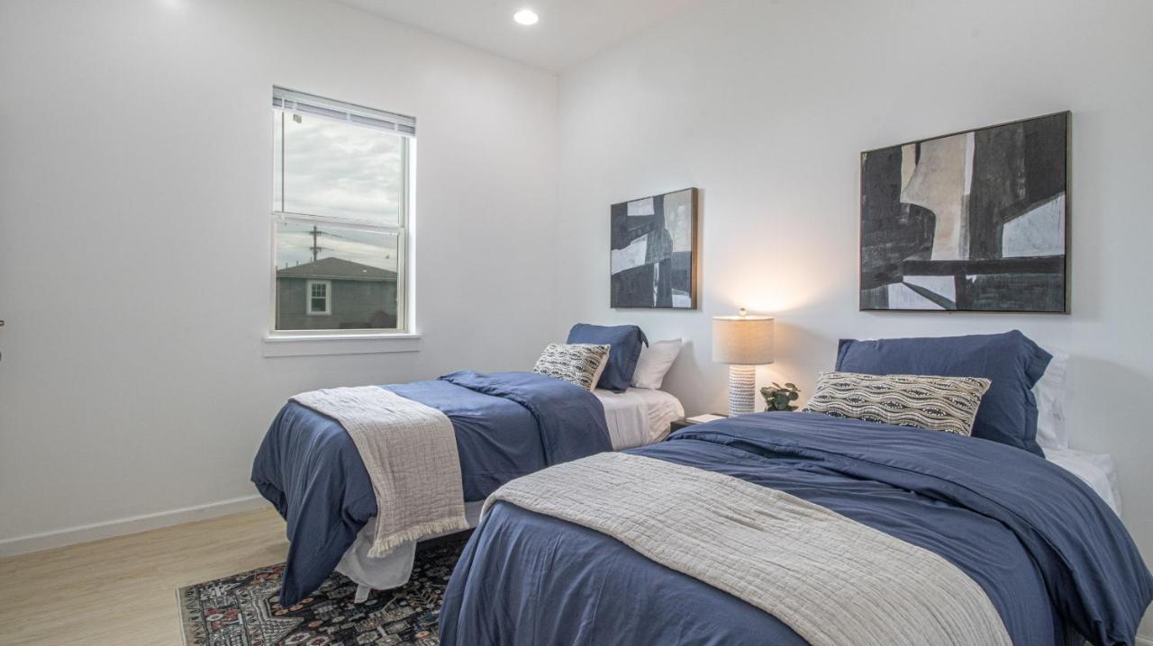 Downtown Vibrant Gray Loft 2318