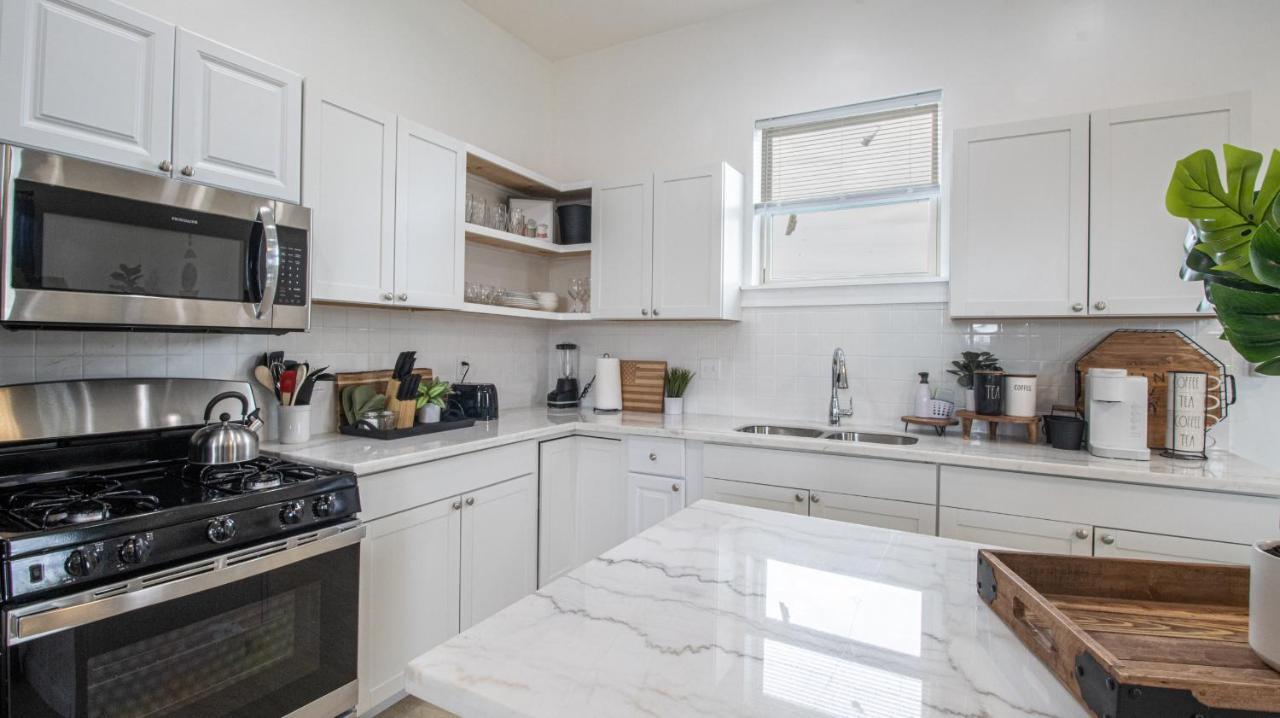 Apartment Downtown Vibrant Gray Loft 2318 *